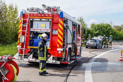 A81 / Asperg: Frisch gekaufter PKW geht an der Autobahnabfahrt in Flammen auf 
